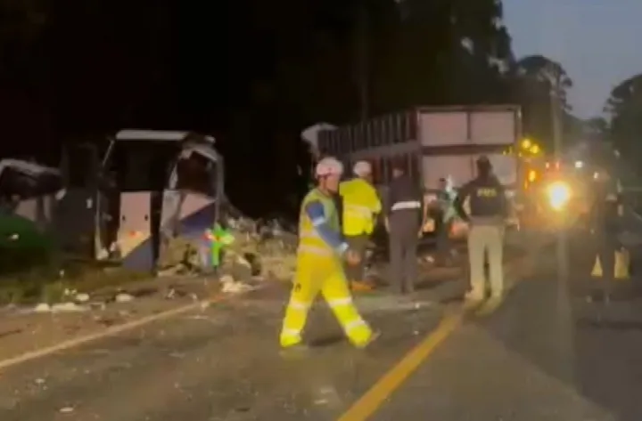 Batida entre ônibus e carreta deixa 23 mortos no Paraná; veículo levava paciente
