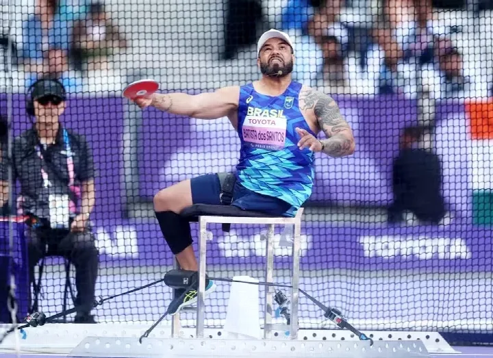 Paralimpíadas 2024: Claudiney quebra recorde paralímpico e leva o tri no disco