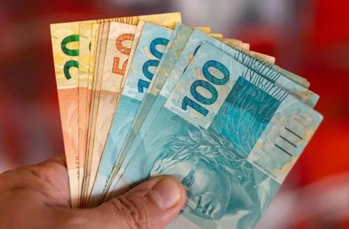 Presidente Lula assina decreto que eleva salário mínimo para R$ 1.518 em 2025