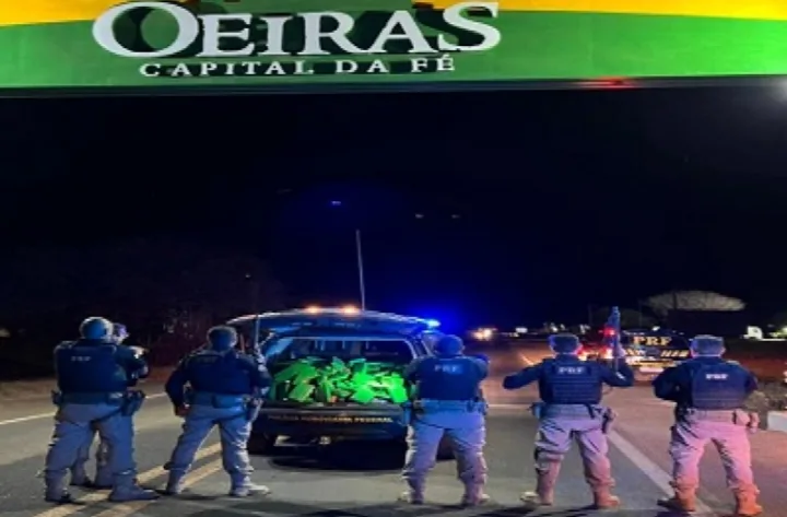 PRF apreende 450 quilos de drogas em carreta que transportava milho para Oeiras