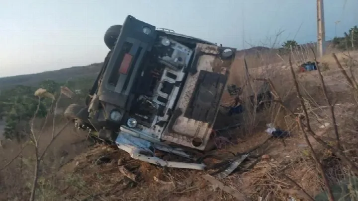 Passageiro morre e motorista fica gravemente ferido em tombamento de carreta no Piauí