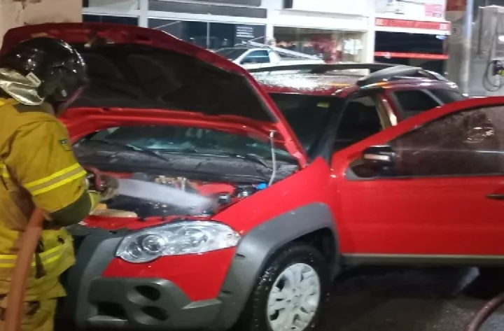 Bombeiros controlam princípio de incêndio em veículo no centro de Oeiras