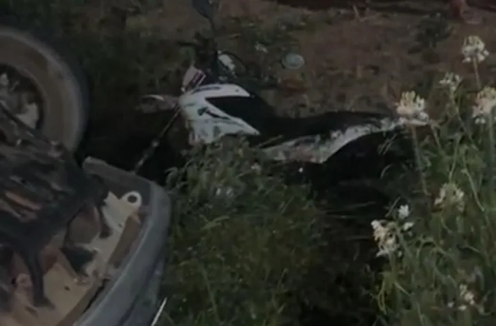 Em Fronteiras, carro capota após colisão com moto e deixa feridos