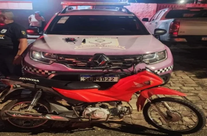 Homem usando tornozeleira eletrônica é preso pela Polícia Militar após roubar motocicleta em Oeiras