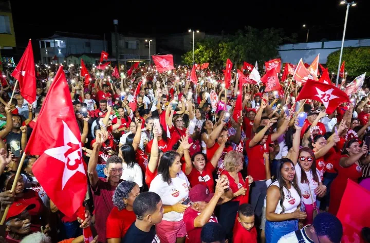 Colônia do Piauí: Selindinho e Ninha de Genilson encerram a campanha com grande carreta e comício