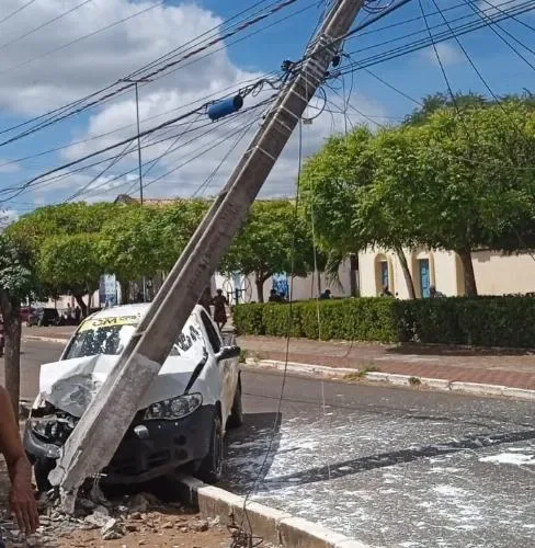 VÍDEO: Motorista perde controle de veículo e colide com poste na avenida Floriano Peixoto, em Oeiras