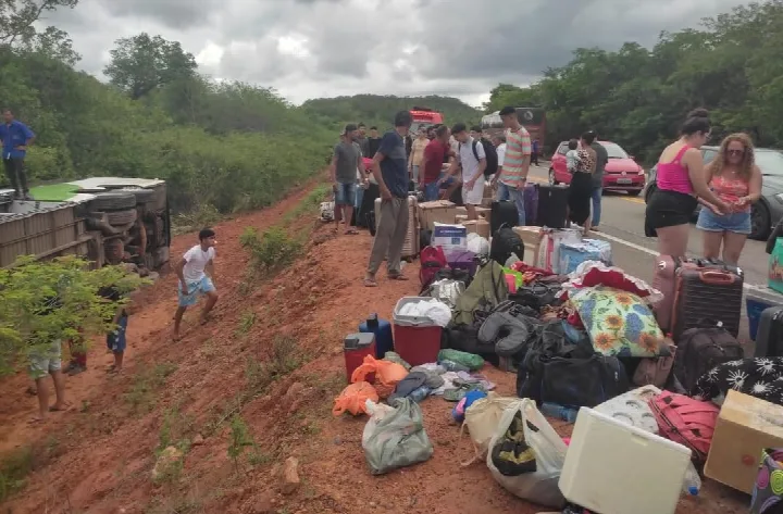 Ônibus tomba e deixa passageiros feridos no interior do Piauí; 3º caso apenas neste ano
