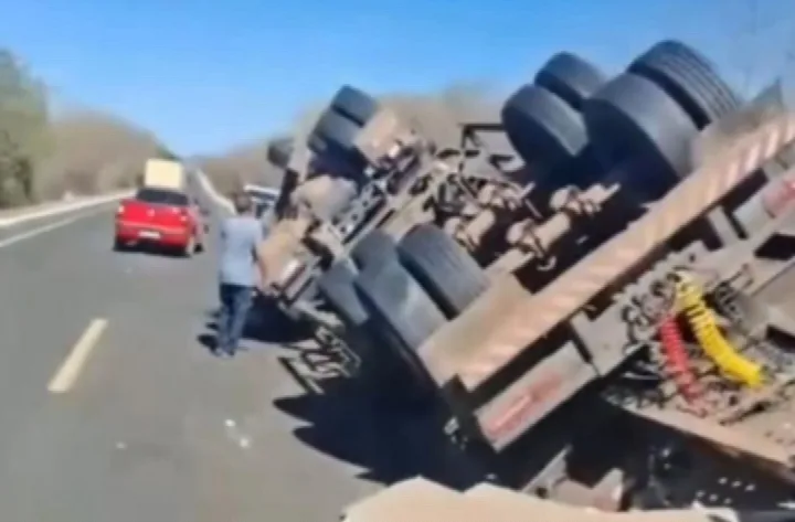 Carreta tomba na BR-230 em Oeiras e deixa pista parcialmente obstruída