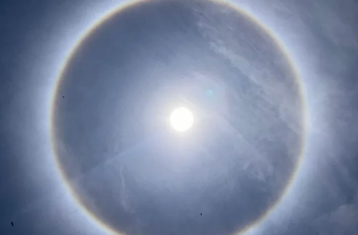 Halo solar visto em Oeiras indica possibilidade de chuvas e temporais isolados