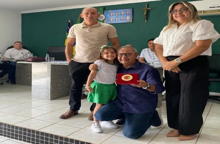 Dr. Erimar Soares recebe o Selo de Compromisso com a Alfabetização conquistado por São Miguel do Fidalgo