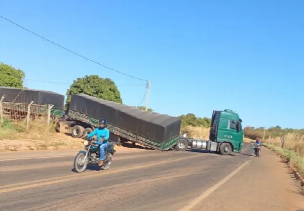 Semirreboque se desprende de carreta e deixa trânsito parcialmente interrompido na BR-230 em Oeiras — imagem 1