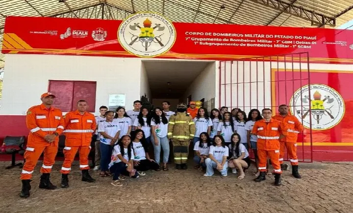 Bombeiros orientam alunos das escolas municipais sobre combate às queimadas em Oeiras
