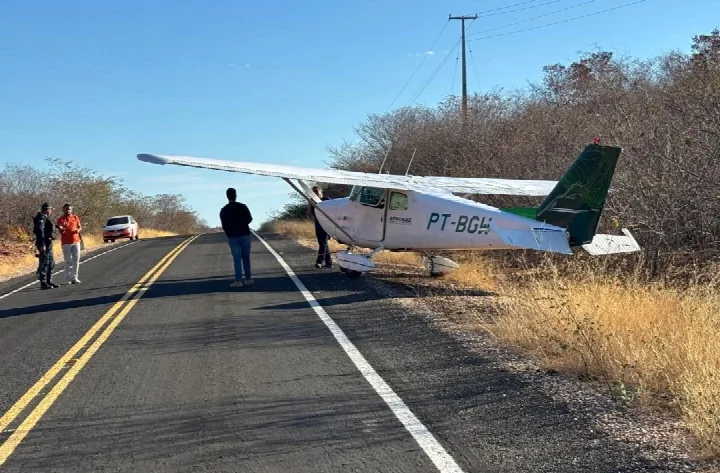 Avião monomotor faz pouso forçado em rodovia no Piauí após suposta pane mecânica