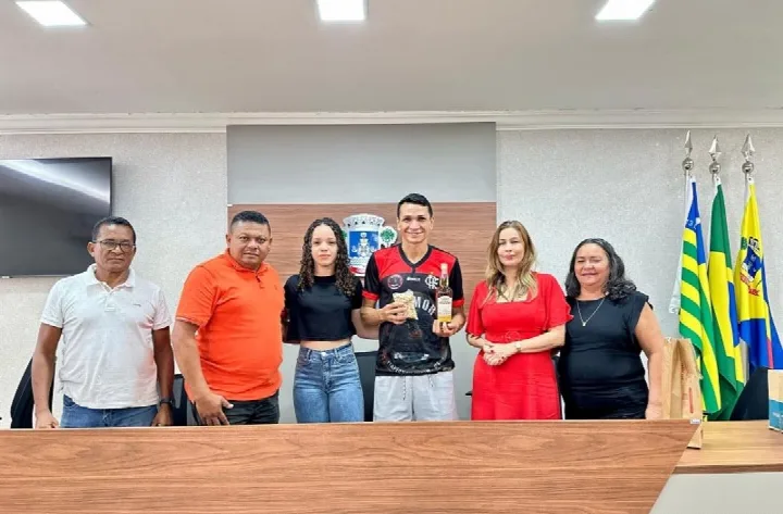 Ex-jogador de futebol Ronaldo Angelim visita Câmara de Oeiras e apresenta projeto de incentivo ao futebol feminino
