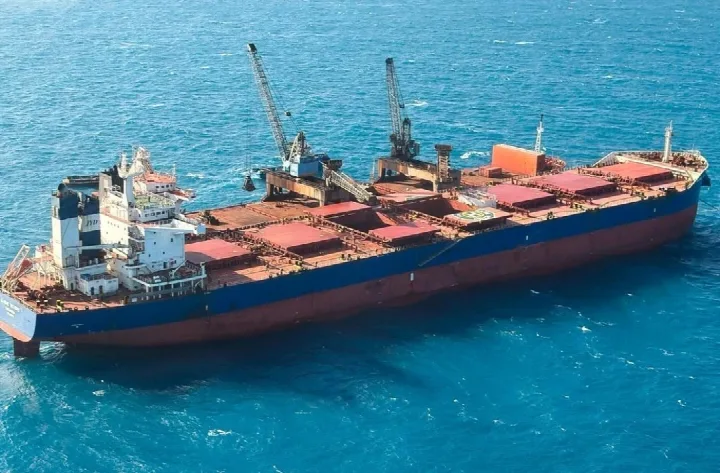 Porto Piauí inicia carregamento de navio com minério rumo à China