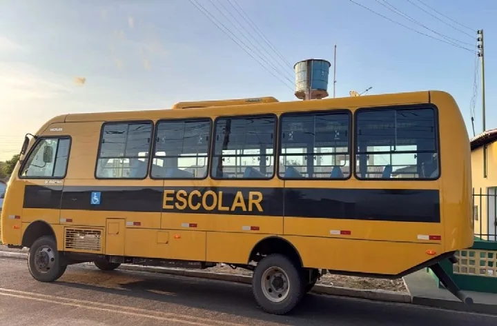 São Miguel do Fidalgo recebe novo ônibus escolar do FNDE para reforçar transporte de estudantes