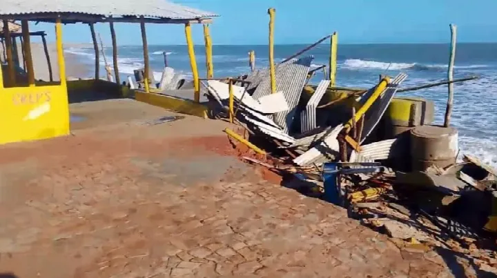Ressaca provoca avanço de ondas do mar e destrói barracas nas praias em Luís Correa