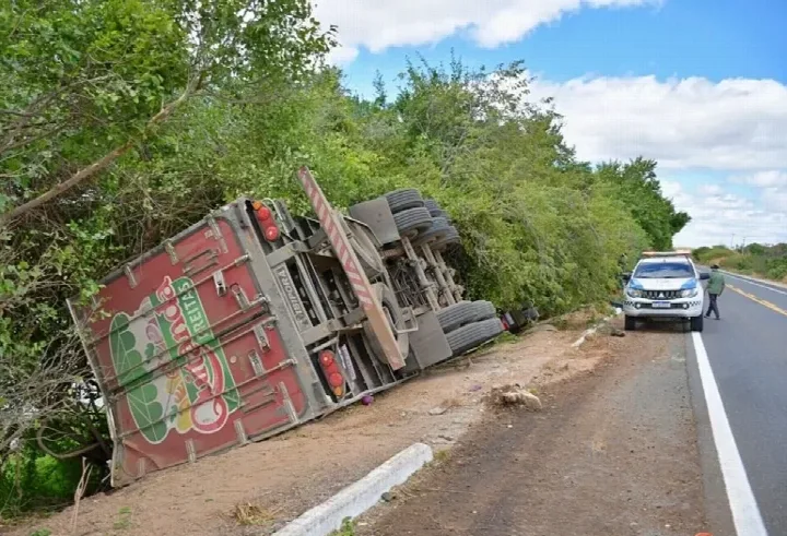 Motorista perde controle ao tentar desviar de animal e carreta tomba na BR-316