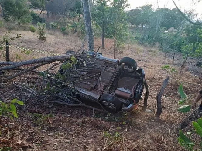 Homem morre e três ficam gravemente feridos após veículo tombar e colidir com árvore em Gilbués