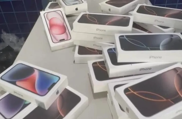 PRF apreende iPhones e vinhos importados dentro de ônibus na BR-305, em Floriano