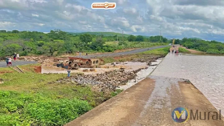 Após fortes chuvas, barragem de Curral Novo do Piauí transborda com intensidade e rompe a PI-456