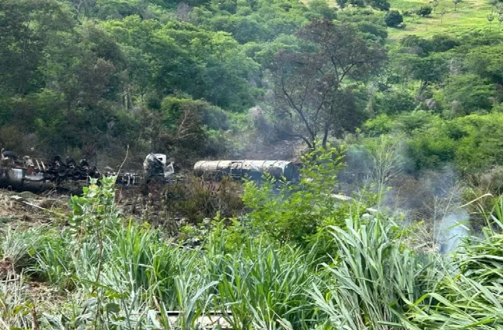 Corpo de caminhoneiro carbonizado é retirado de caminhão nesta segunda em Picos