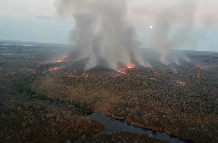Fogo já dura mais de uma semana e consome centenas de hectares na zona rural de Oeiras