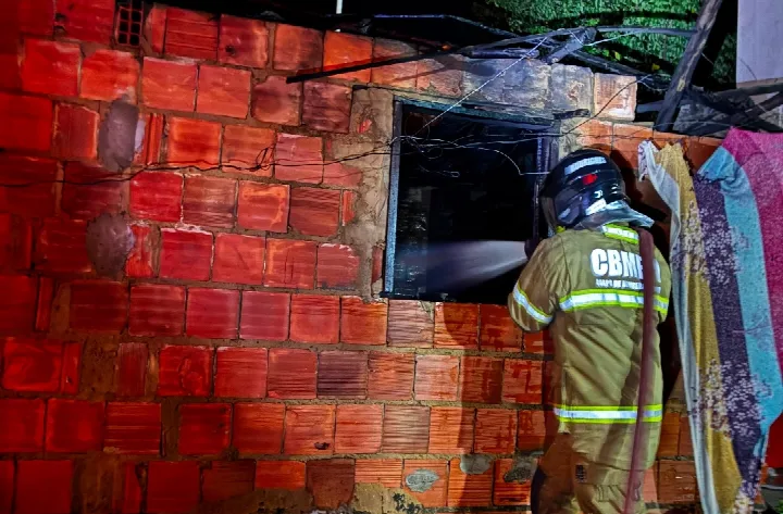 Casa é atingida por incêndio na Vila Santa Teresa, em Oeiras