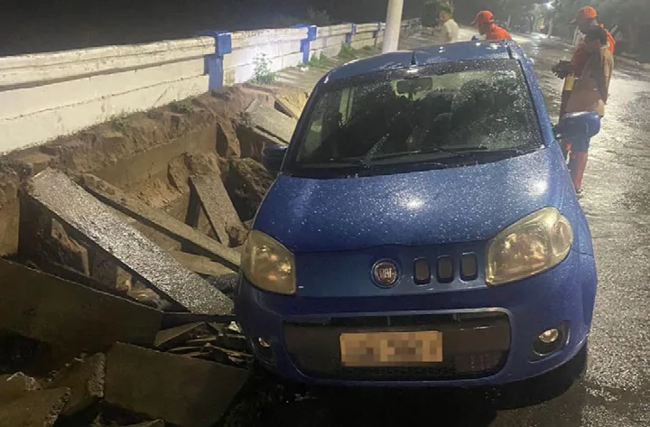 Carro fica preso em asfalto e táxi "flutua" após temporal em Parnaíba