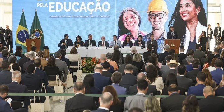 Governo anuncia investimento de R$ 5,5 bilhões em obras e campi universitários