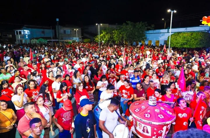 Colônia do Piauí: Selindinho e Ninha de Genilson encerram a campanha com grande carreta e comício