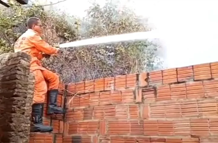 Incêndio atinge área próxima a residências no bairro Oeiras Nova