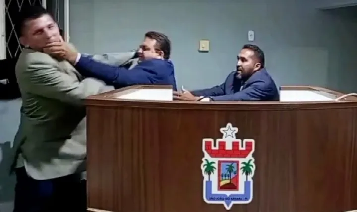 Vídeo: vereadores trocam socos em sessão transmitida ao vivo em São João do Arraial