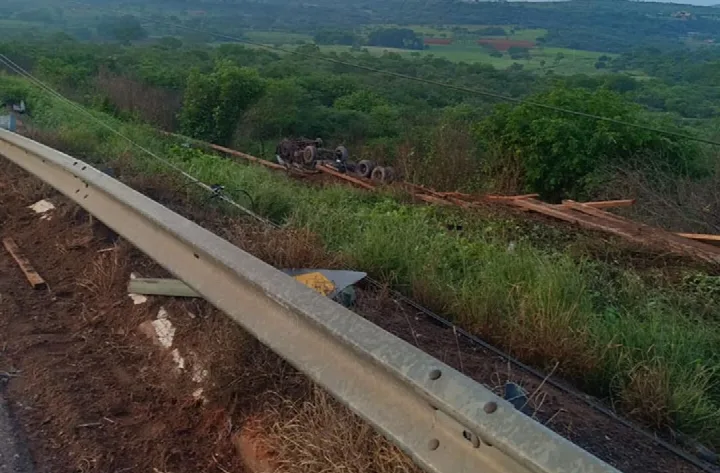 Motorista morre após tombamento de caminhão em Picos