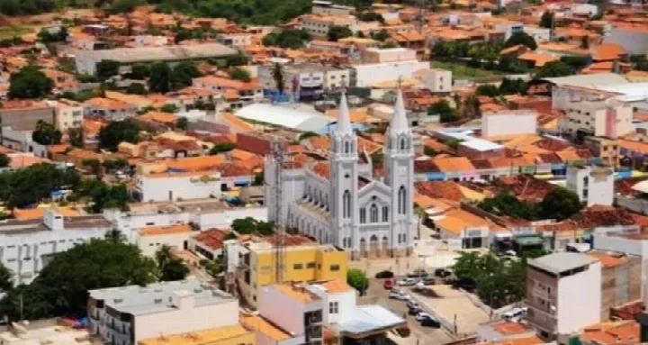Vídeo: caixão com corpo cai de carro funerário em Picos