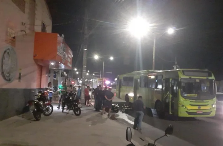 Acidente entre moto e ônibus deixa jovem gravemente ferido na Avenida Miguel Rosa