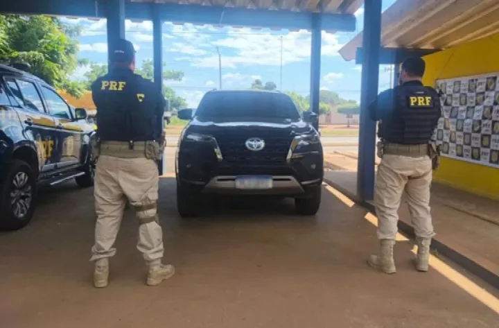 PRF flagra Hilux adulterada durante fiscalização em Picos