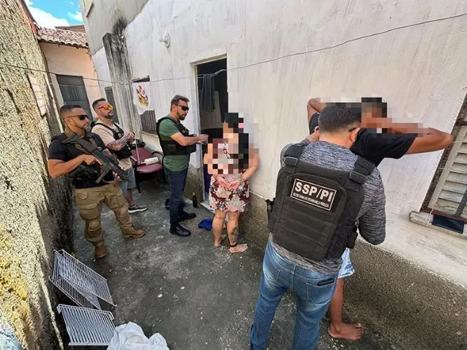 Mulher que comandava tráfico interestadual de drogas e tribunal do crime é presa na zona Sul de Teresina