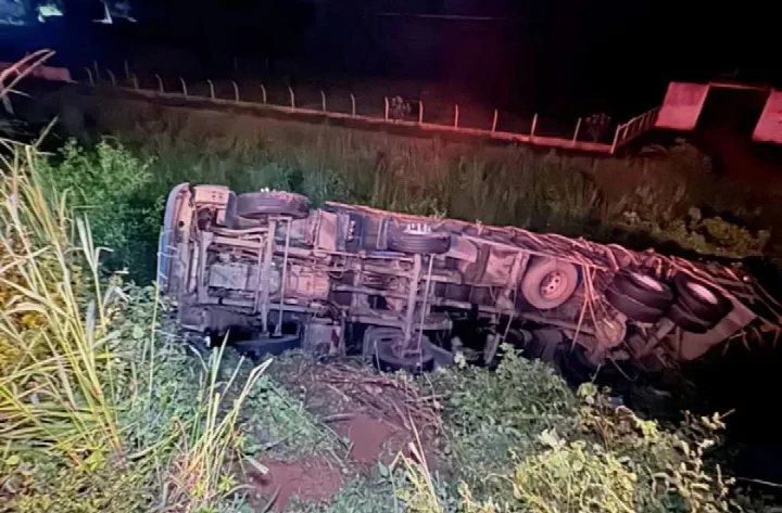 Homem tem braço esmagado após tombar carreta na “Curva da Morte”, na BR-407 em Geminiano