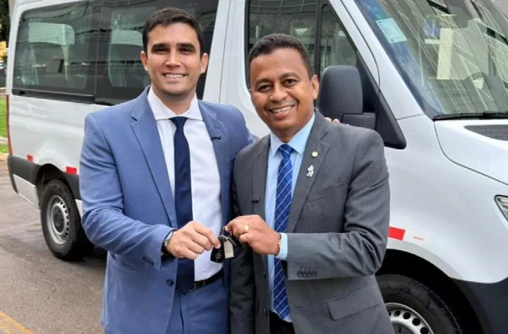 Colônia do Piauí recebe nova van para transporte de pacientes da saúde