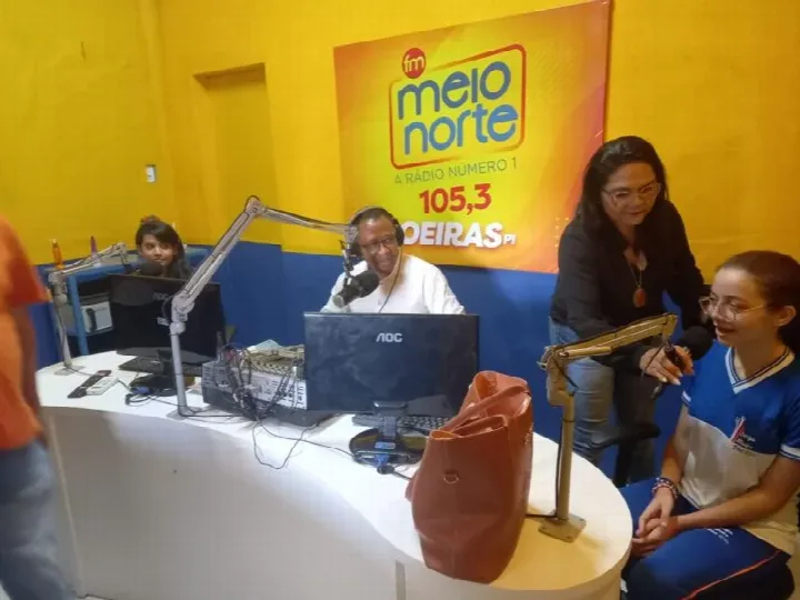 Alunas do Colégio Madre Deus Kids participam de programa de rádio na Meio Norte FM em Oeiras