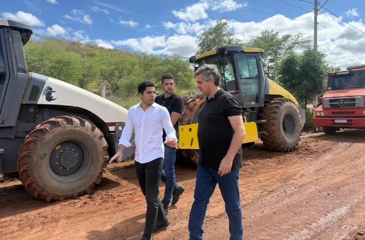 Em Picos, diretor do DER-PI acompanha início da obra de recapeamento asfáltico da PI-236