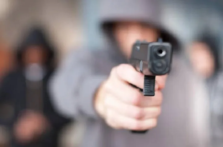 Homens armados assaltam posto de combustíveis no Anel Viário em Oeiras