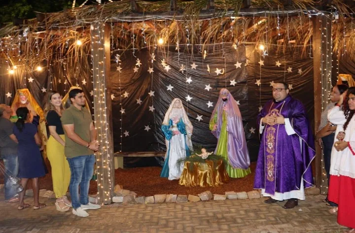 Colônia do Piauí celebra o início das festividades natalinas com a bênção do presépio e acendimento das luzes