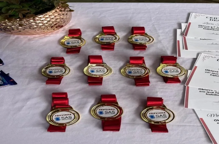 Alunos da Sociedade Educacional Paulo Freire recebem medalhas pelo desempenho na Provinha SAS 2025